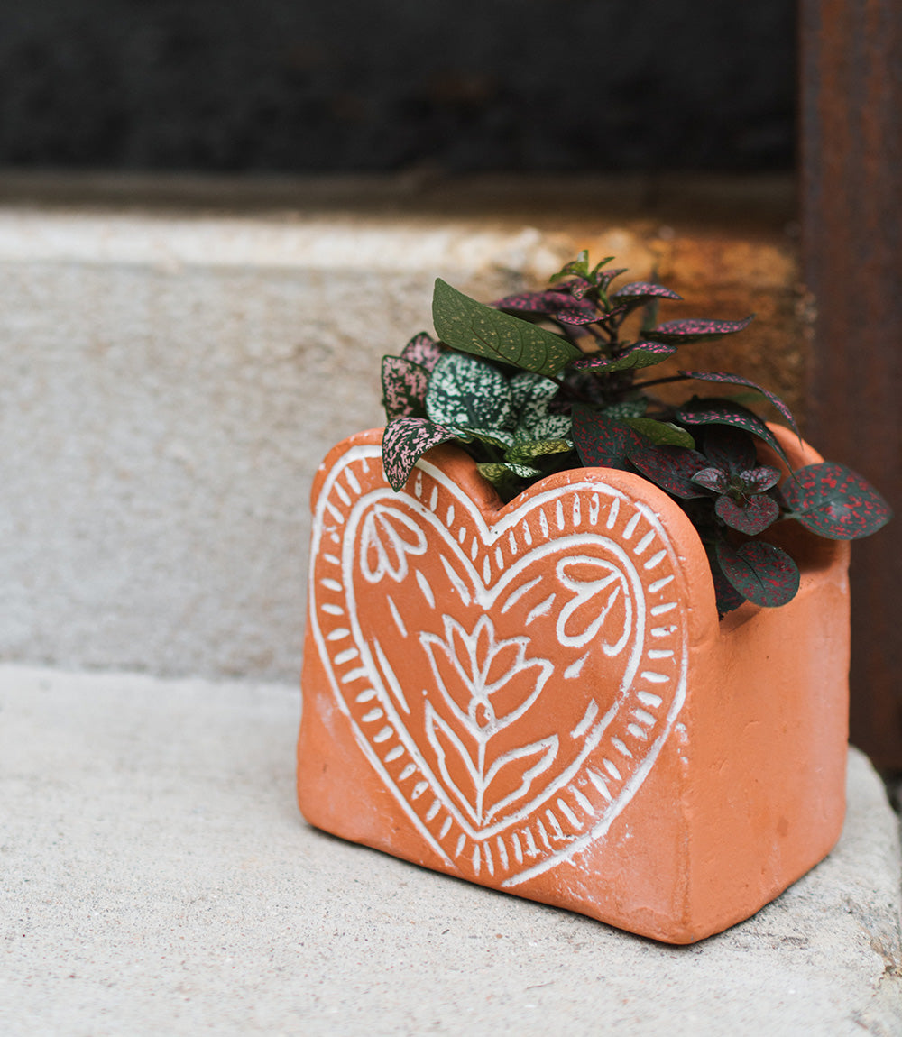 Vasanta Heart Planter with Drainage - Terracotta – Garden