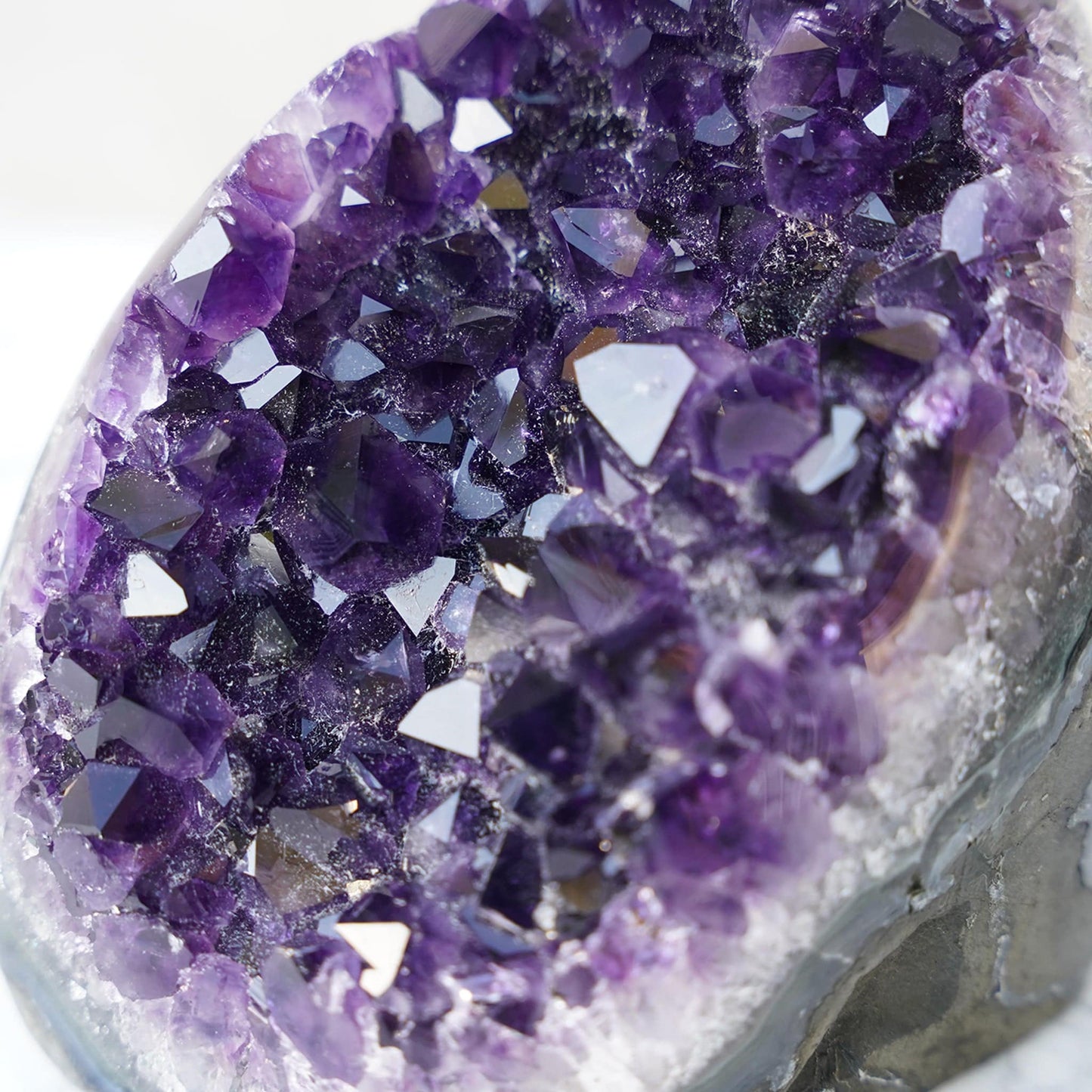 BUDDHA - voluminous amethyst geode – Amethysts