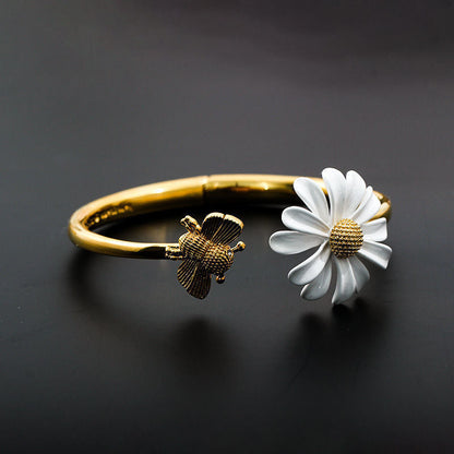 High-grade White Daisy Graceful Mori Bee Necklaces