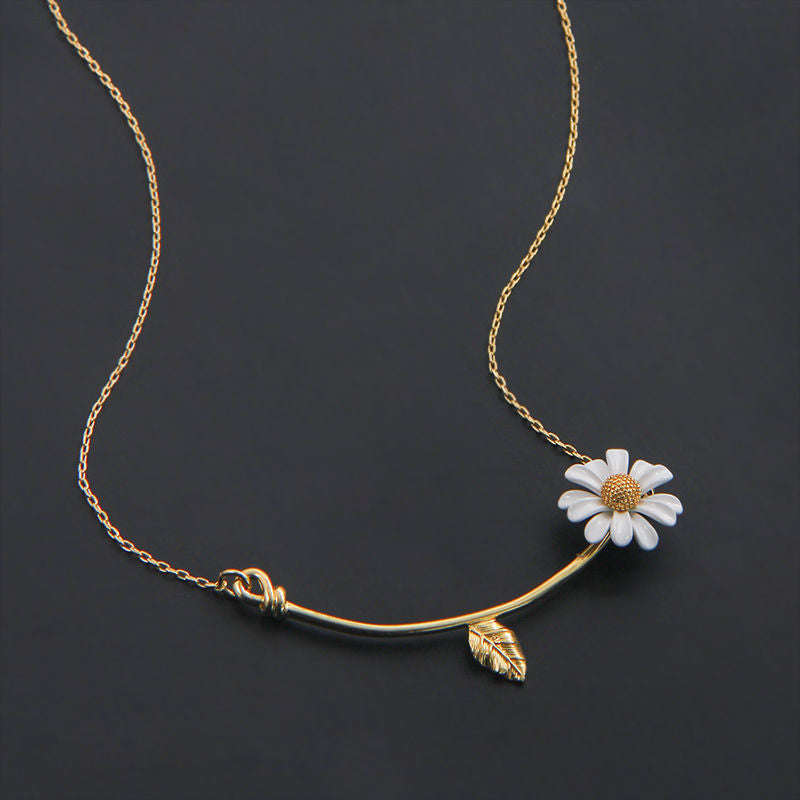High-grade White Daisy Graceful Mori Bee Necklaces
