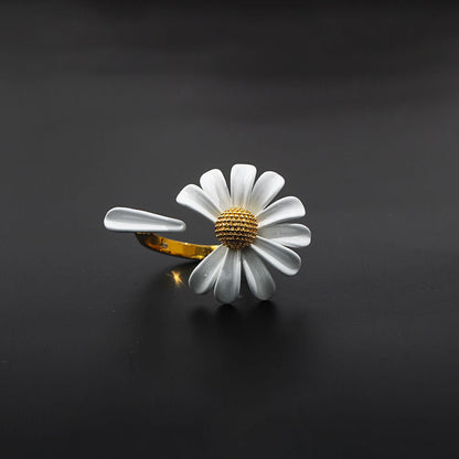 High-grade White Daisy Graceful Mori Bee Necklaces