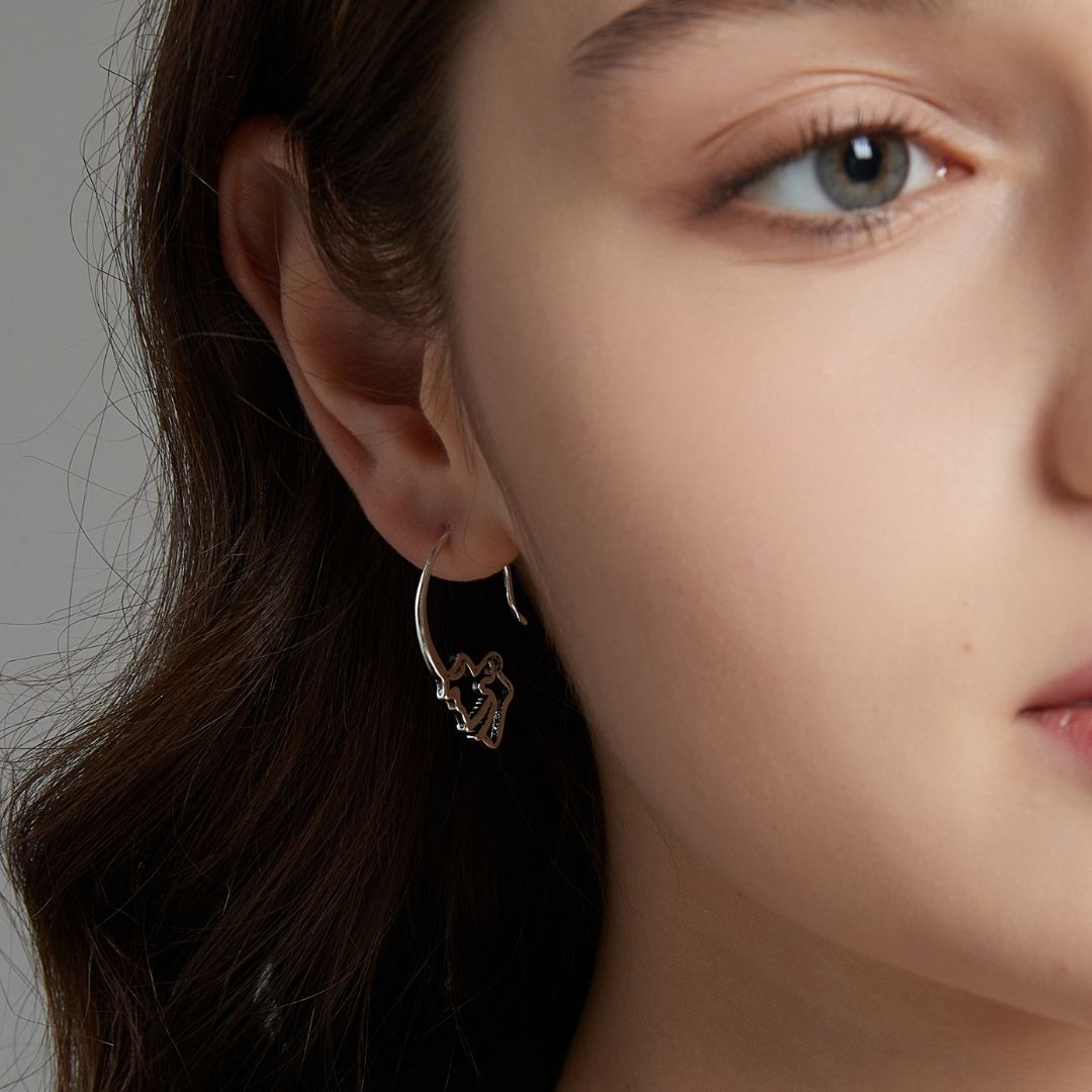 SILVER SKULL HOOP EARRINGS (PAIR) –
