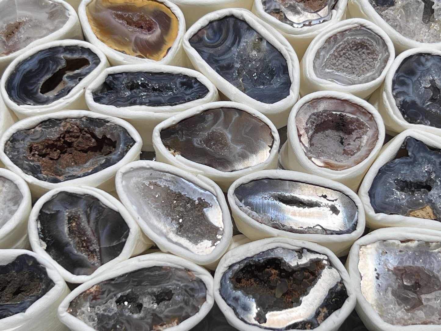 Oco Geode Cut Crystals (Avg 3.5 LBs) Box Flat Bulk Wholesale Lot Rough Raw Stones Natural Gemstones – Home & Living > Home Decor > Home Accents > Rocks & Geodes