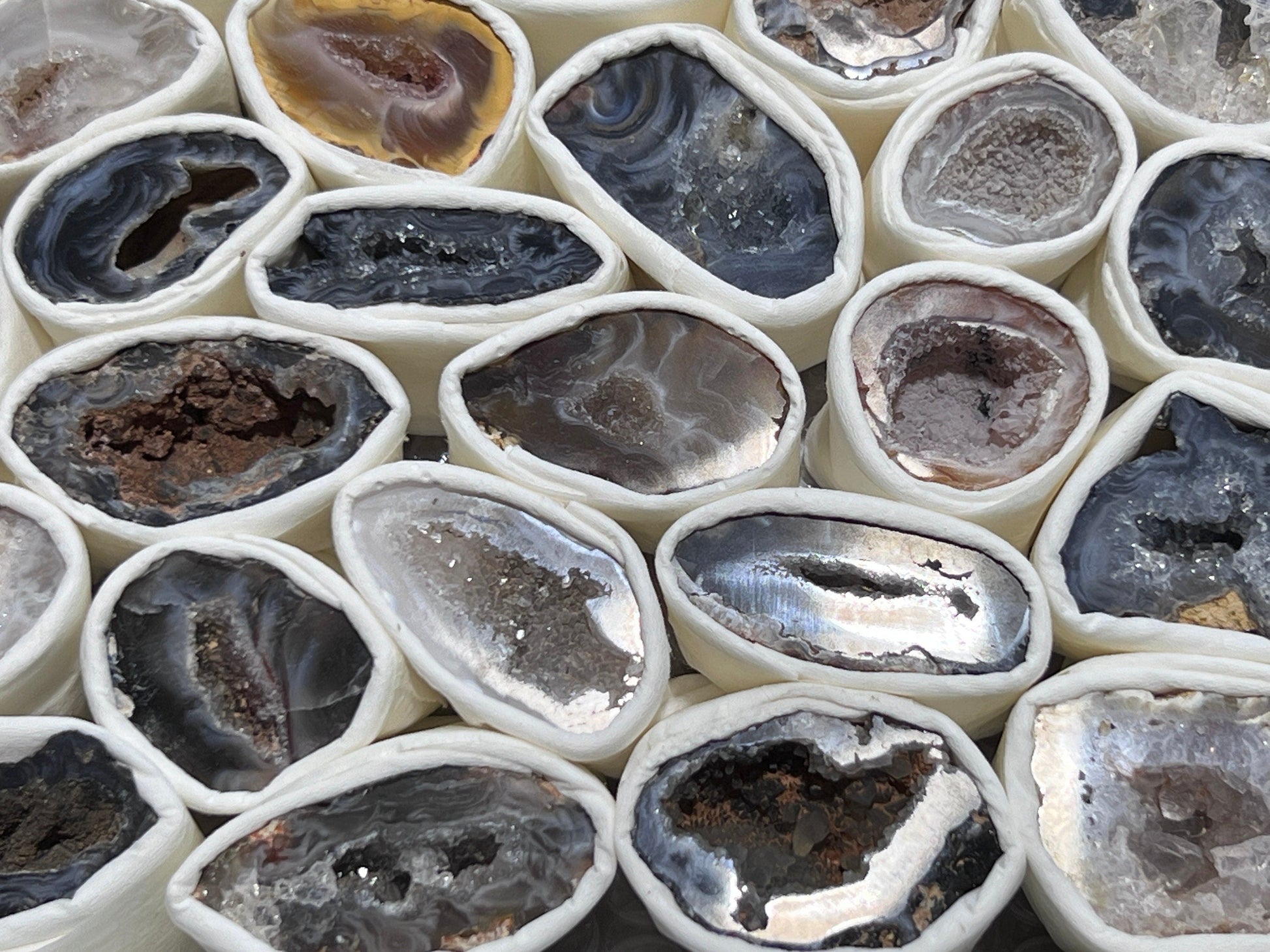 Oco Geode Cut Crystals (Avg 3.5 LBs) Box Flat Bulk Wholesale Lot Rough Raw Stones Natural Gemstones – Home & Living > Home Decor > Home Accents > Rocks & Geodes