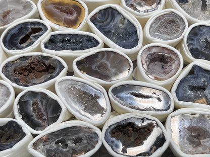 Oco Geode Cut Crystals (Avg 3.5 LBs) Box Flat Bulk Wholesale Lot Rough Raw Stones Natural Gemstones – Home & Living > Home Decor > Home Accents > Rocks & Geodes