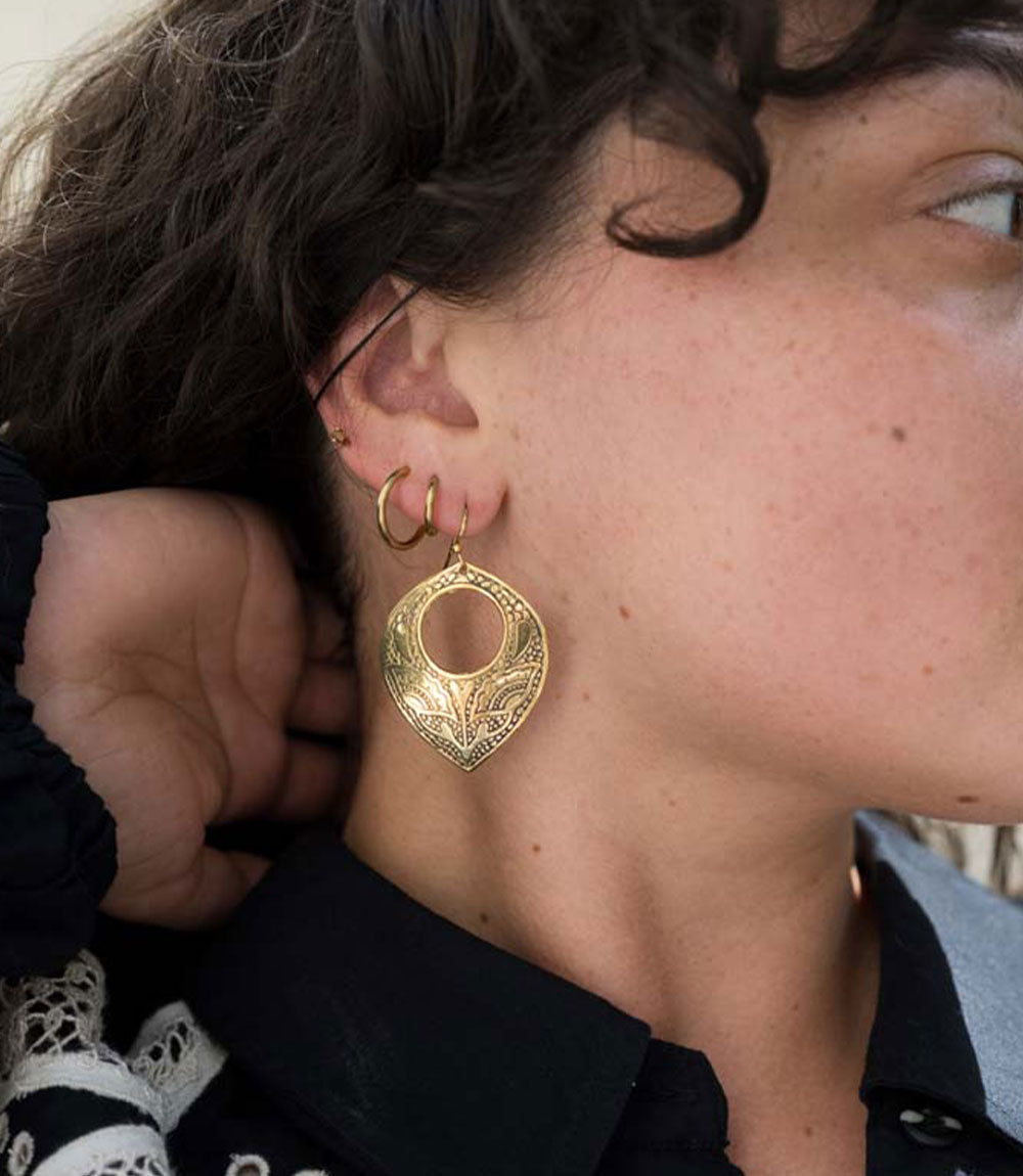 Yashi Embossed Statement Earring – Earrings