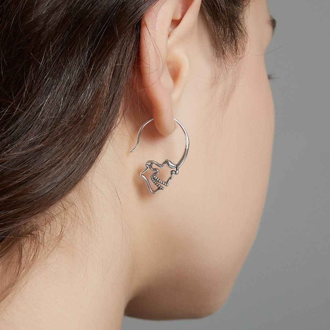 SILVER SKULL HOOP EARRINGS (PAIR) –