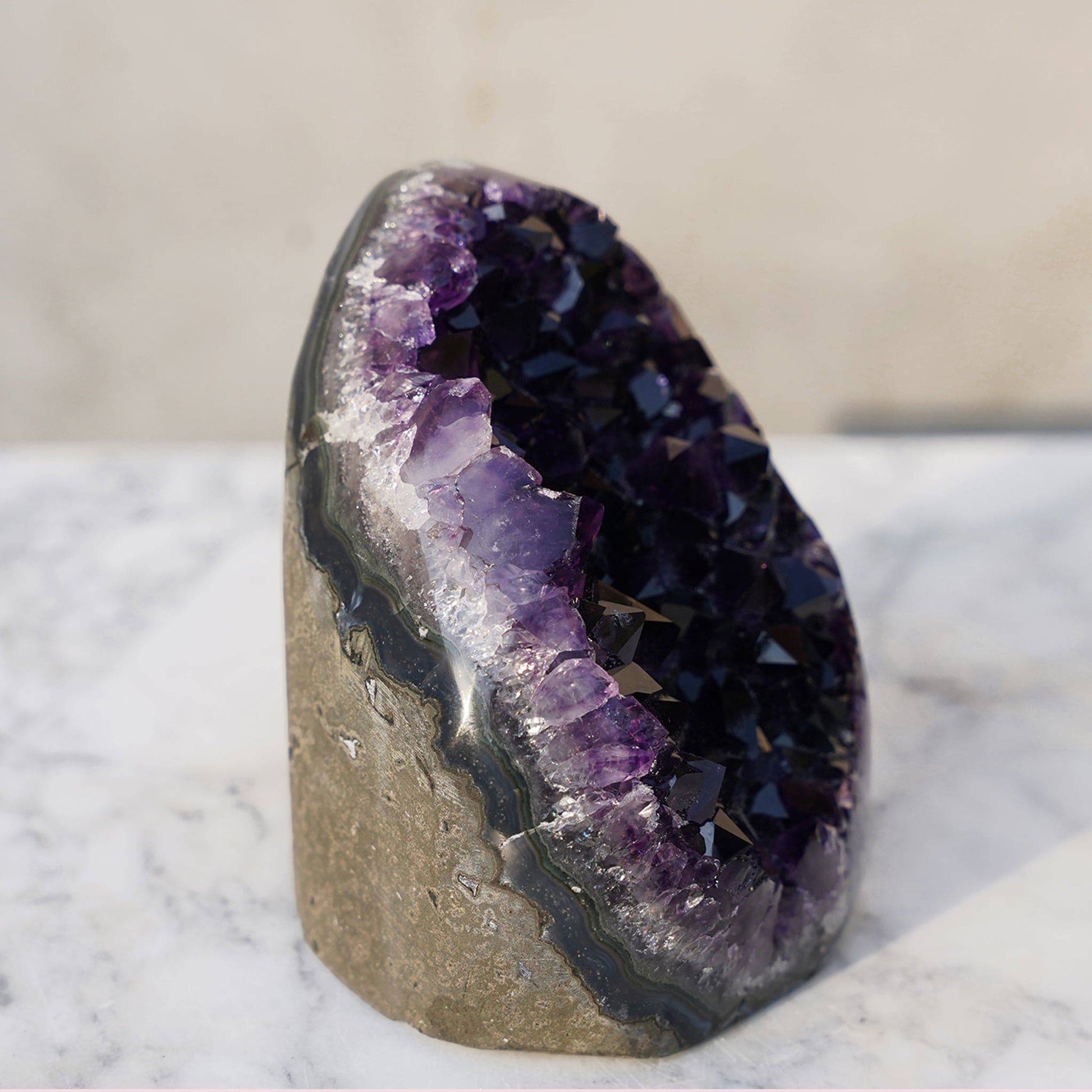 BUDDHA - voluminous amethyst geode – Amethysts