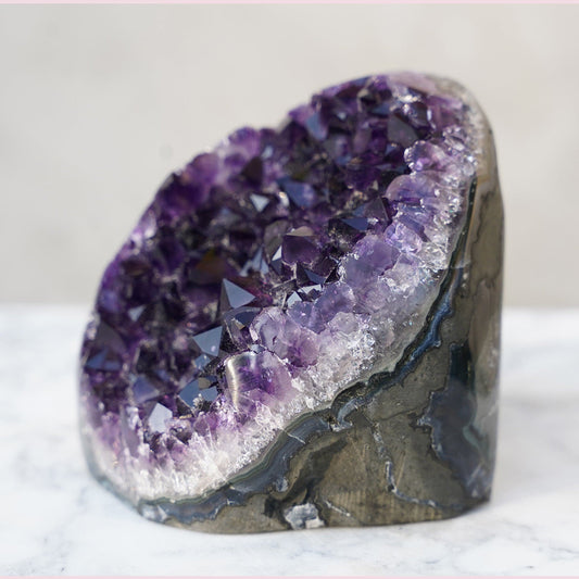 BUDDHA - voluminous amethyst geode – Amethysts