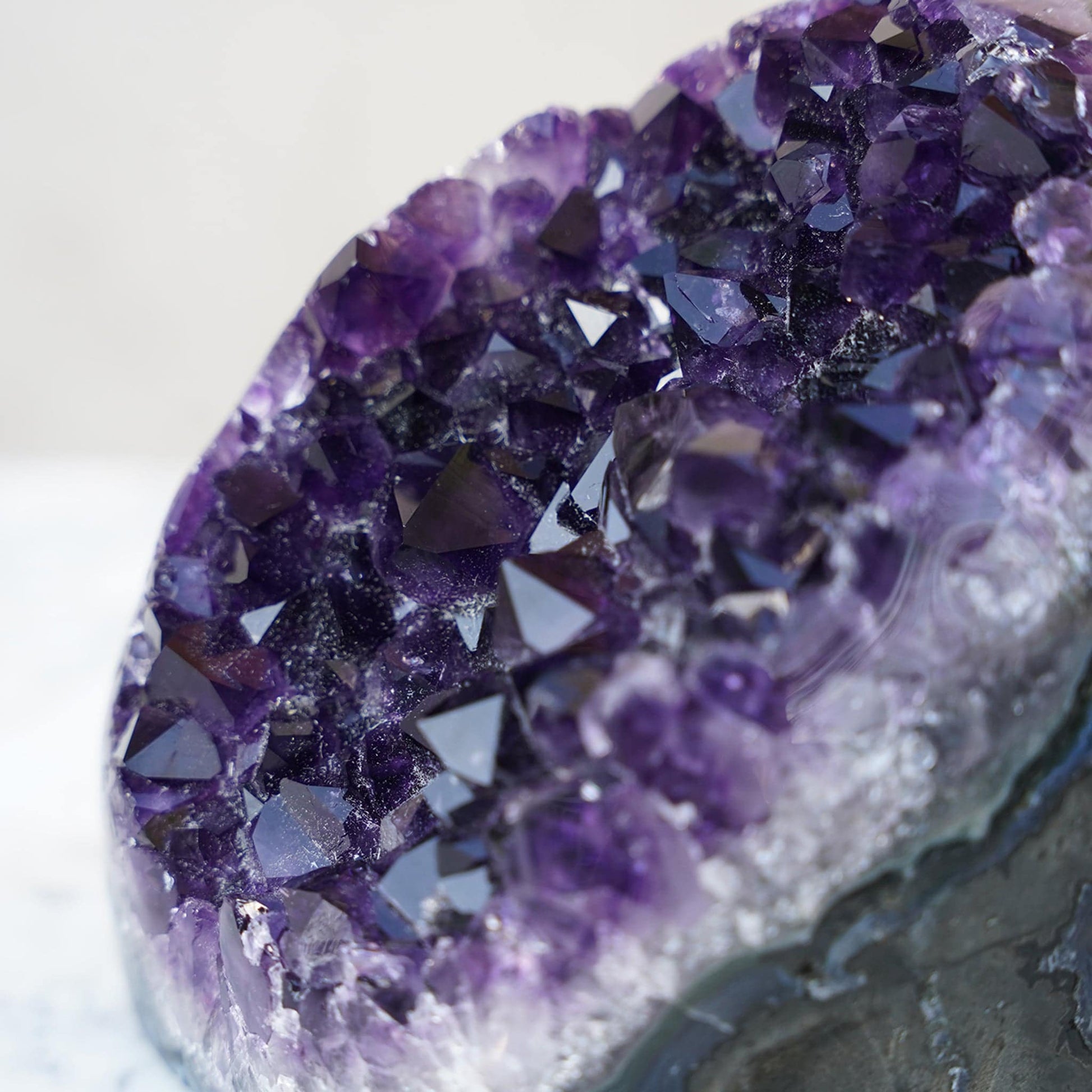 BUDDHA - voluminous amethyst geode – Amethysts
