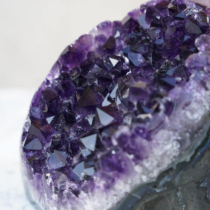BUDDHA - voluminous amethyst geode – Amethysts