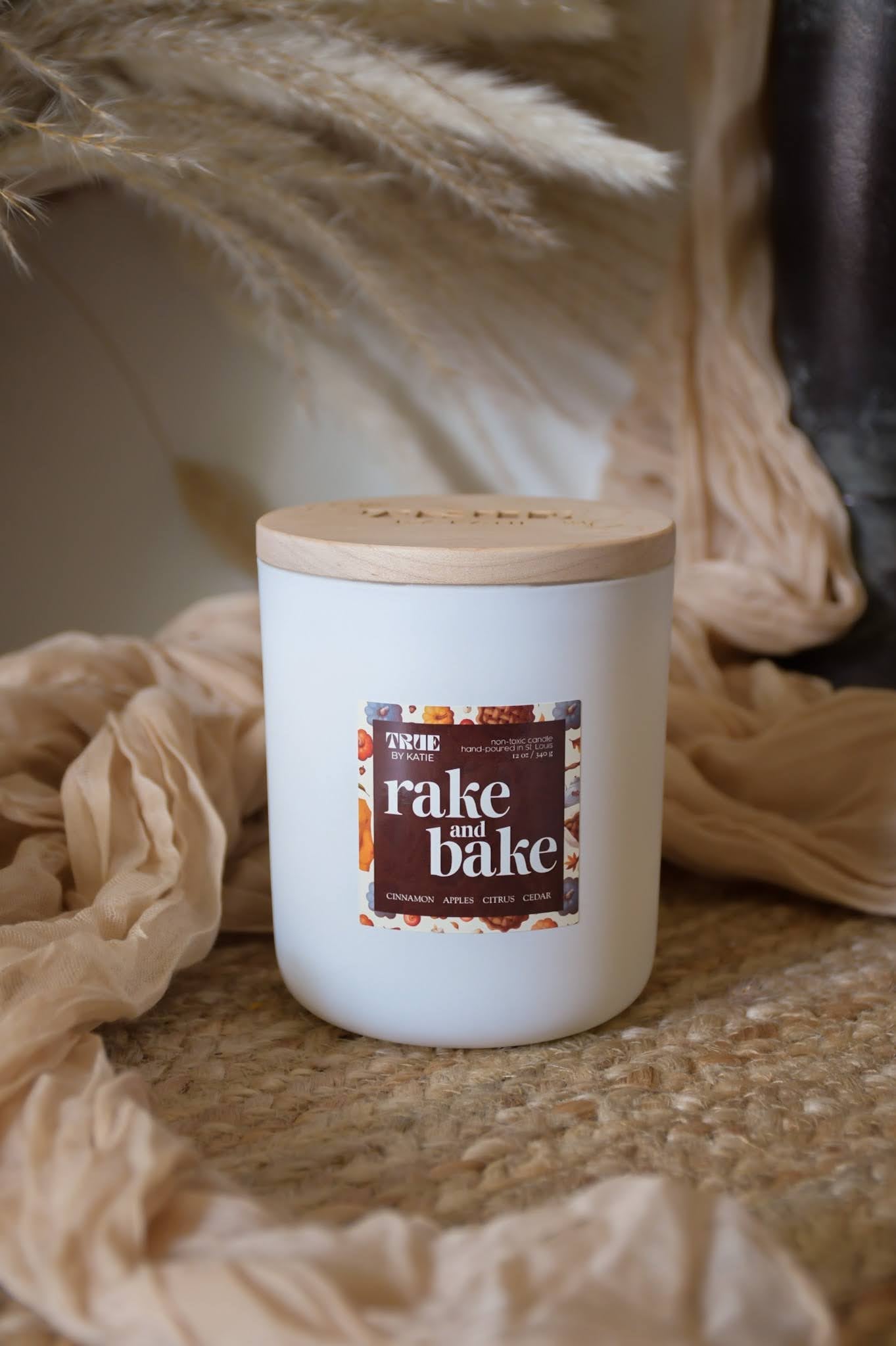 Rake & Bake Beeswax Candle - Cinnamon Apple Fall Scent – non toxic candle
