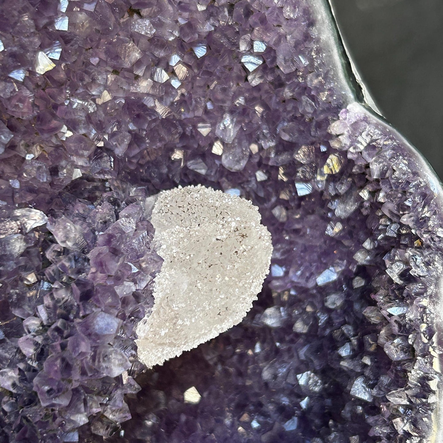 High-Quality Large Amethyst Geode – Deep Purple Crystal Cluster