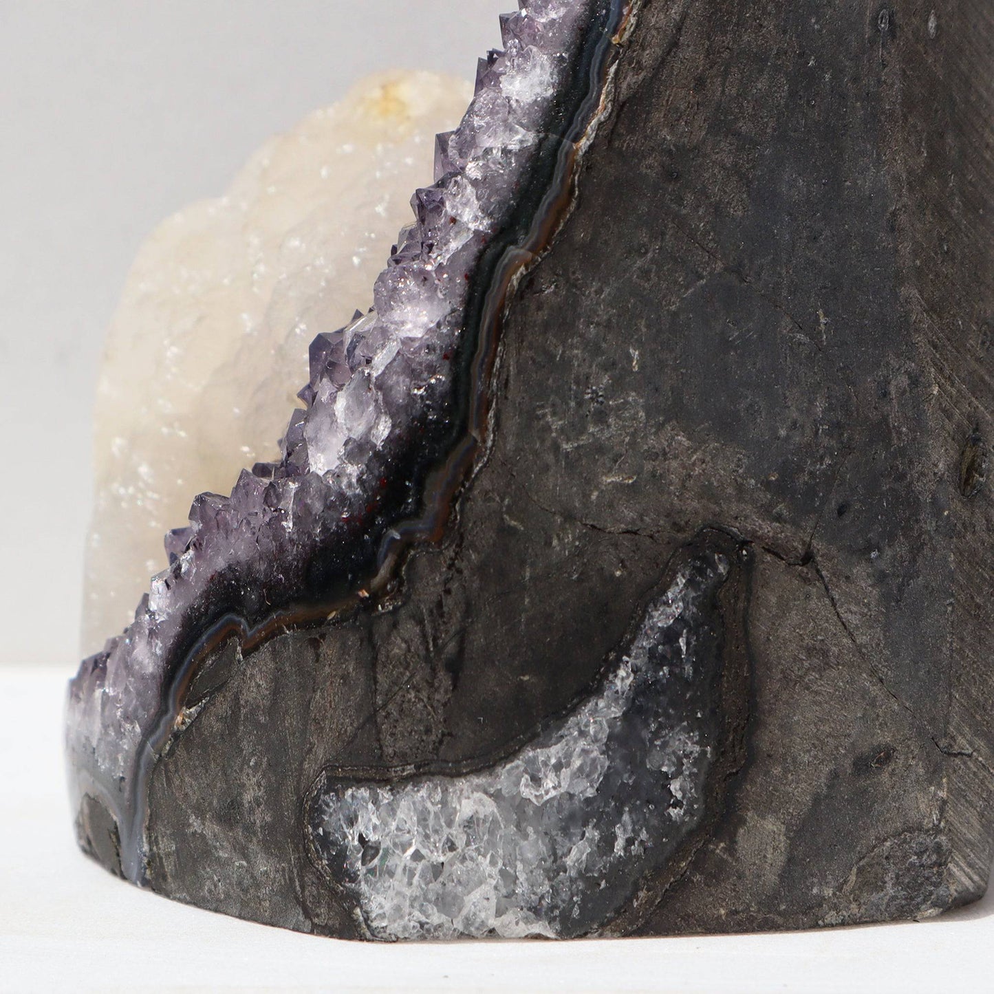 Ash-Violet Shade with Grand Calcite – Rare Amethysts Geode Calcite