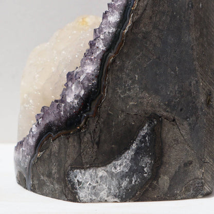 Ash-Violet Shade with Grand Calcite – Rare Amethysts Geode Calcite