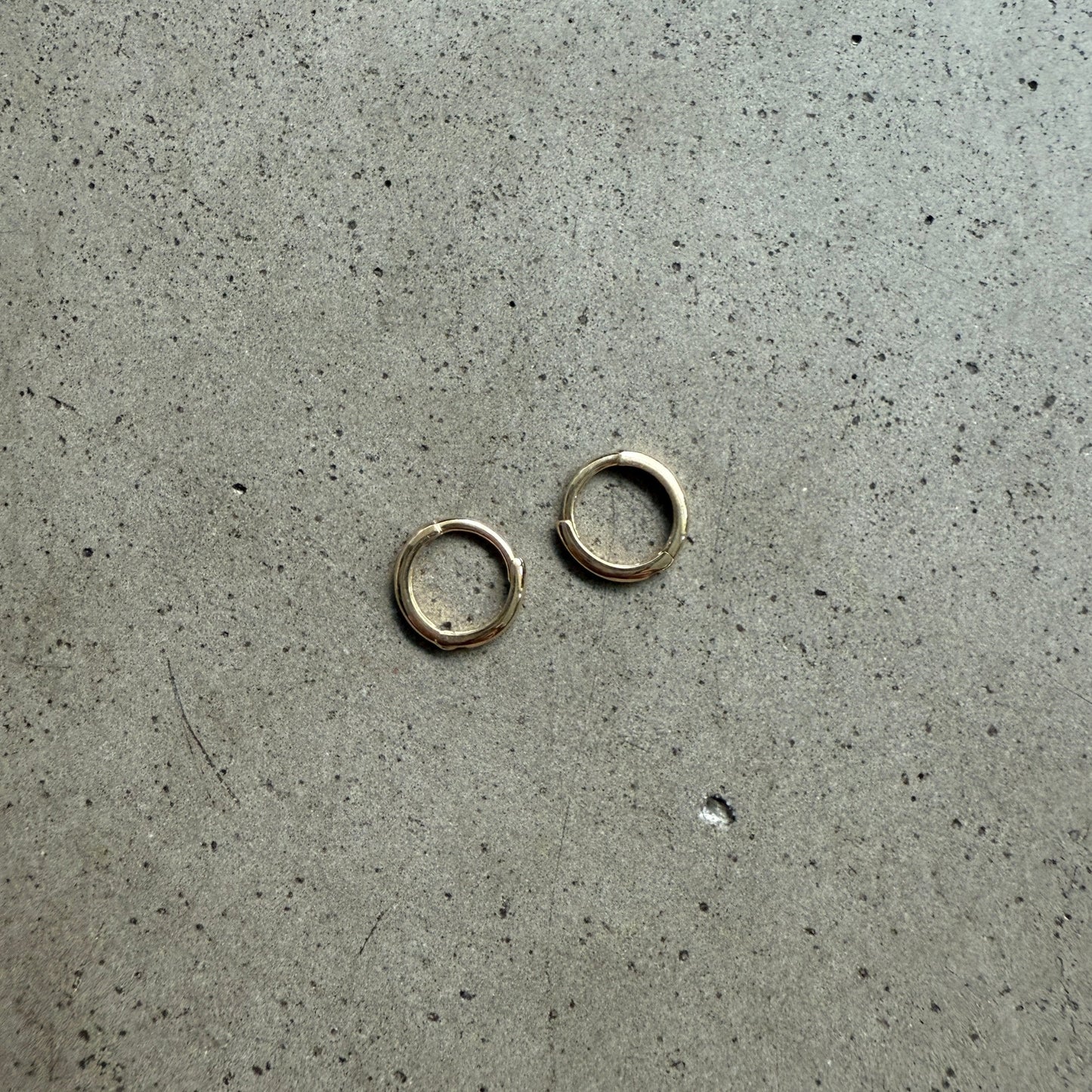 NOVA MINI HUGGIES 14KT YELLOW GOLD – EARS