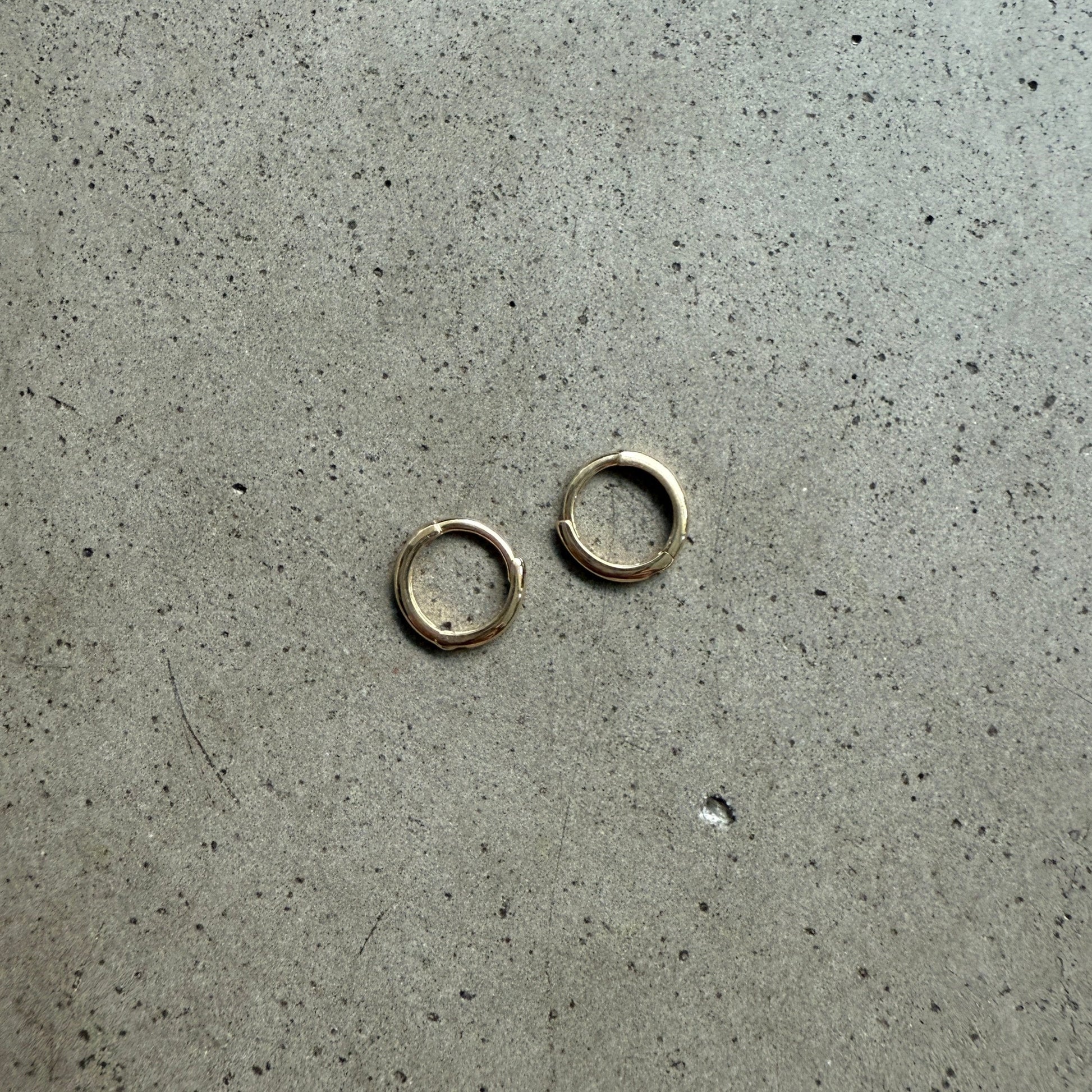 NOVA MINI HUGGIES 14KT YELLOW GOLD – EARS