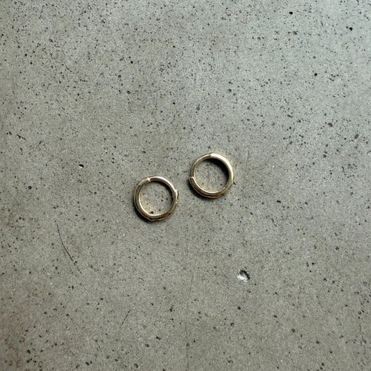 NOVA MINI HUGGIES 14KT YELLOW GOLD – EARS