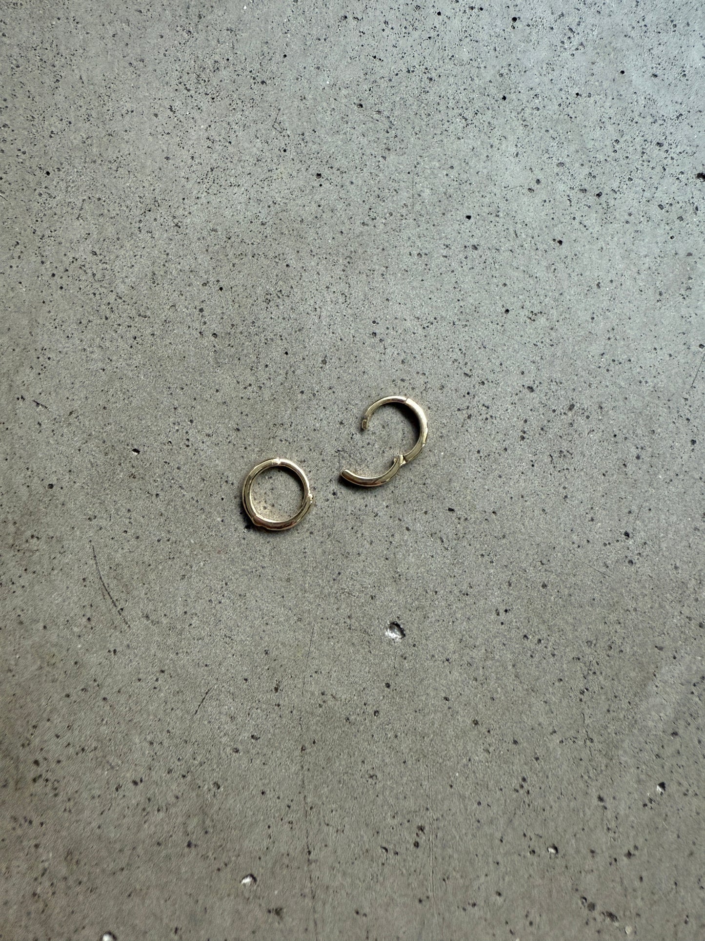 NOVA MINI HUGGIES 14KT YELLOW GOLD – EARS