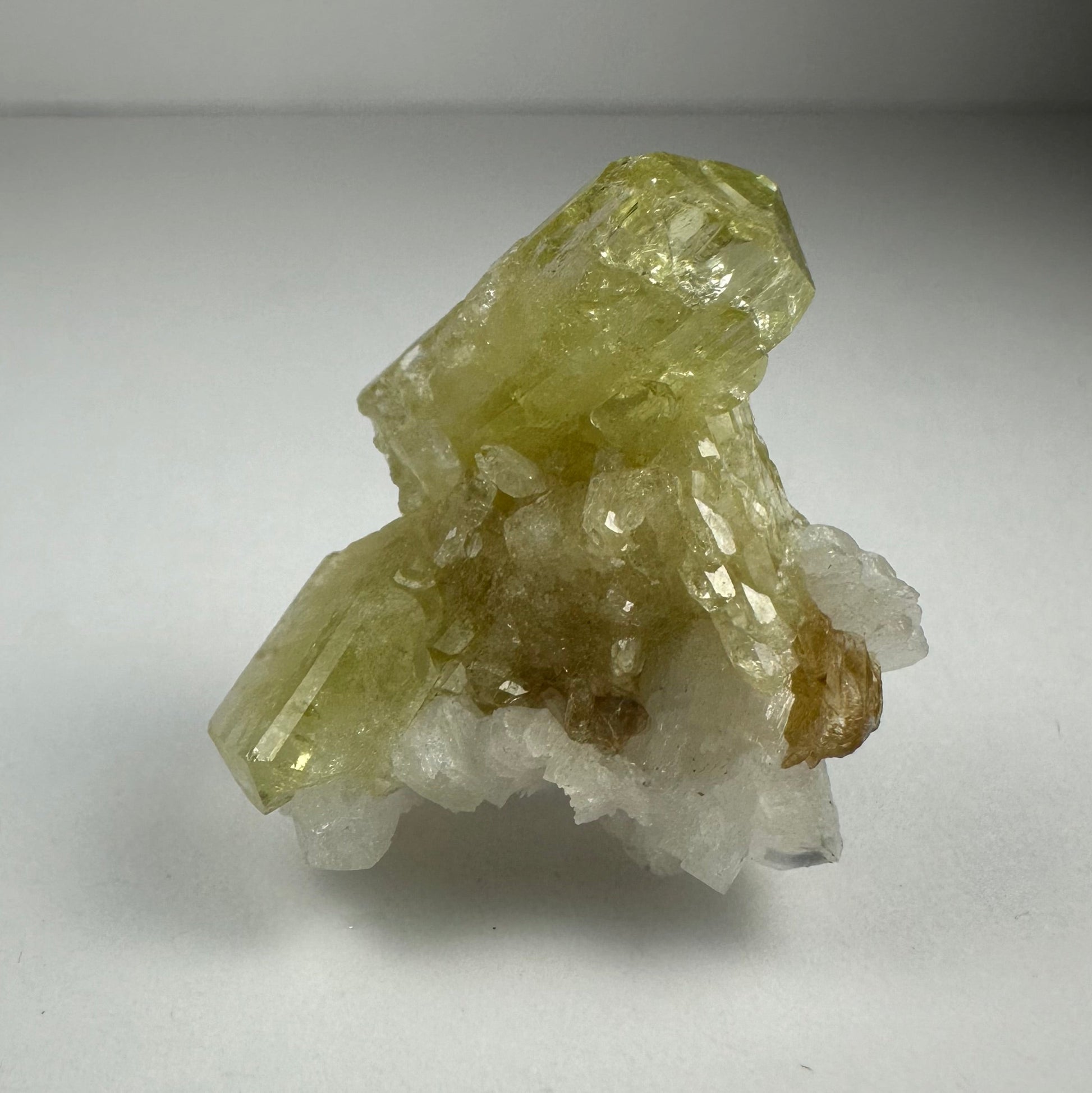 Brazilianite on Albite – Minerals