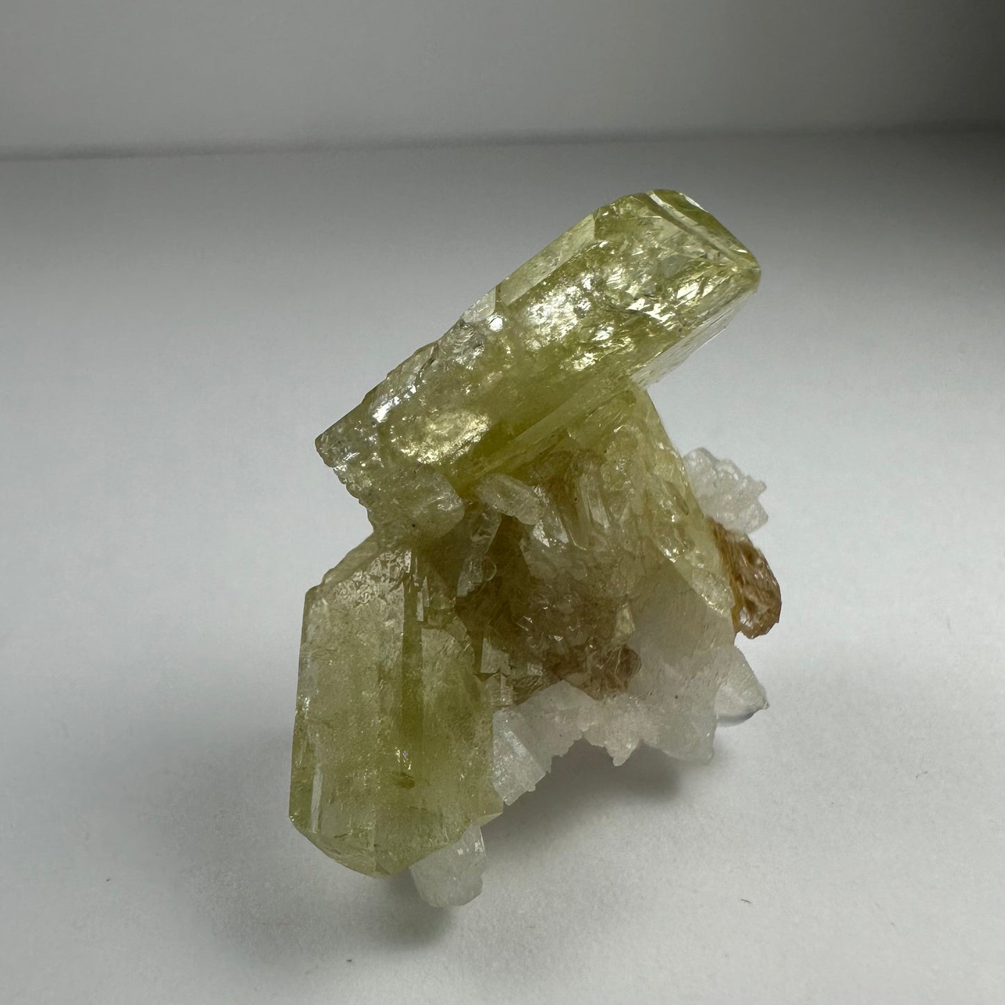 Brazilianite on Albite – Minerals
