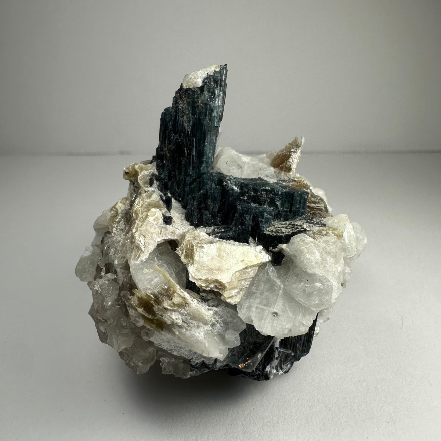 Green Tourmaline with Quarz, Mica and Albite, Brazil