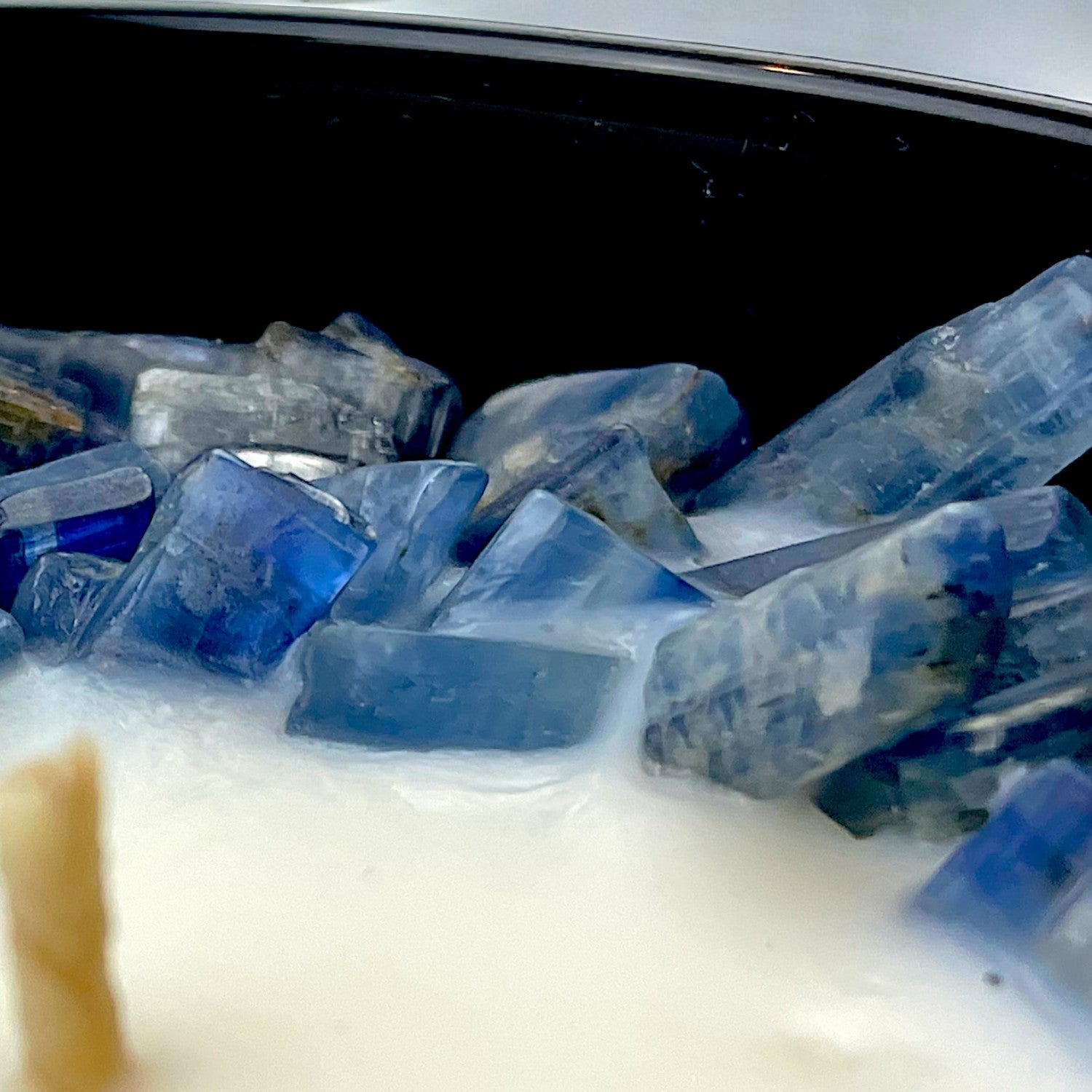 Amber Tides Crystal Candle with Kyanite | Coconut-Soy Wax Candle, 9oz – Crystal Candle