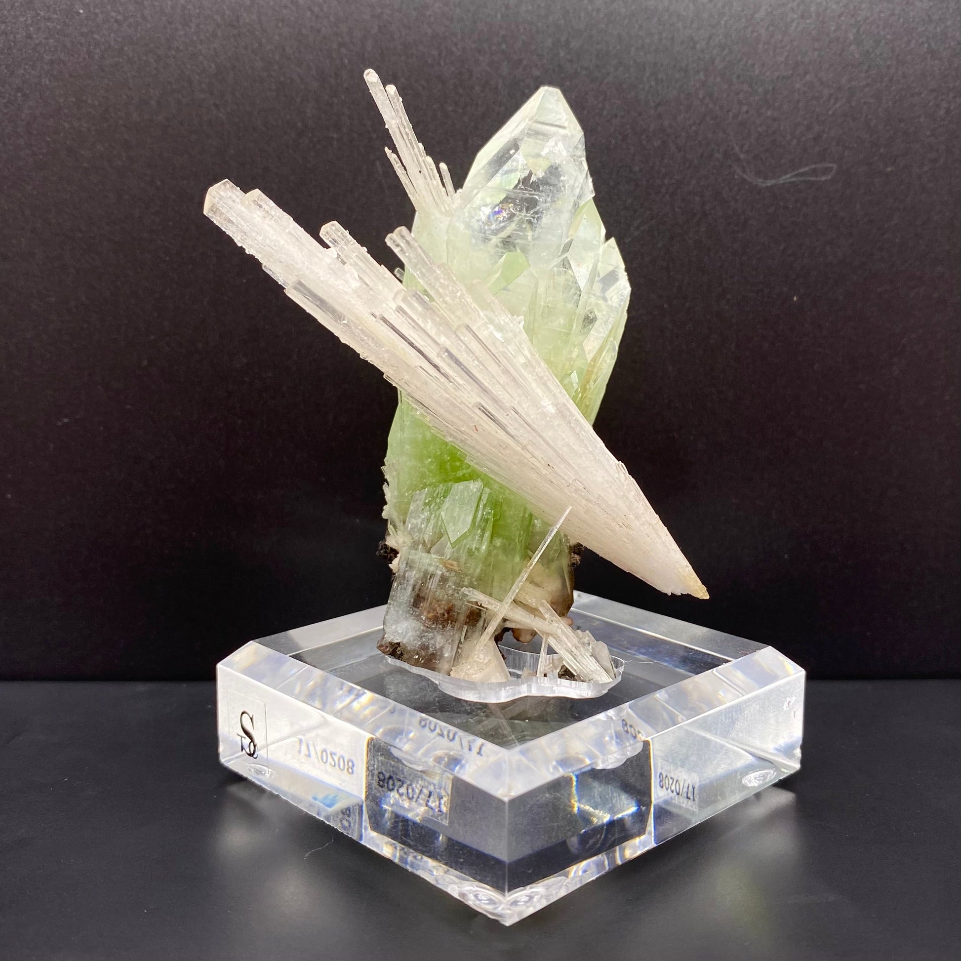 Apophyllite & Scolecite – Apophyllite