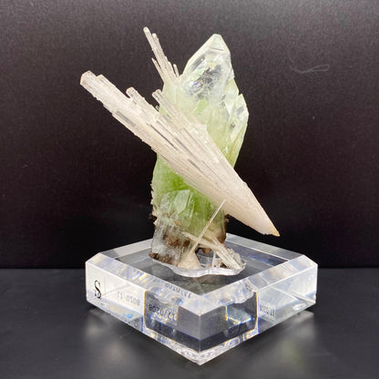 Apophyllite & Scolecite – Apophyllite