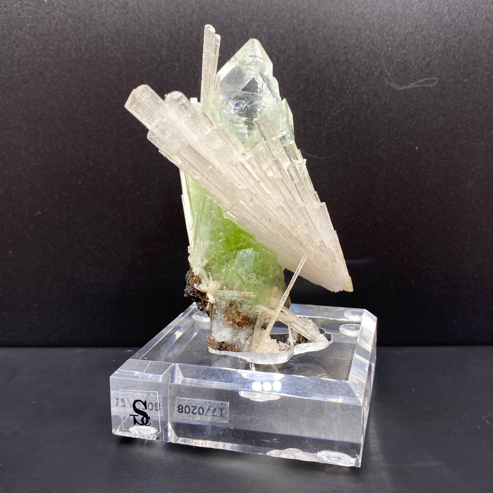 Apophyllite & Scolecite – Apophyllite