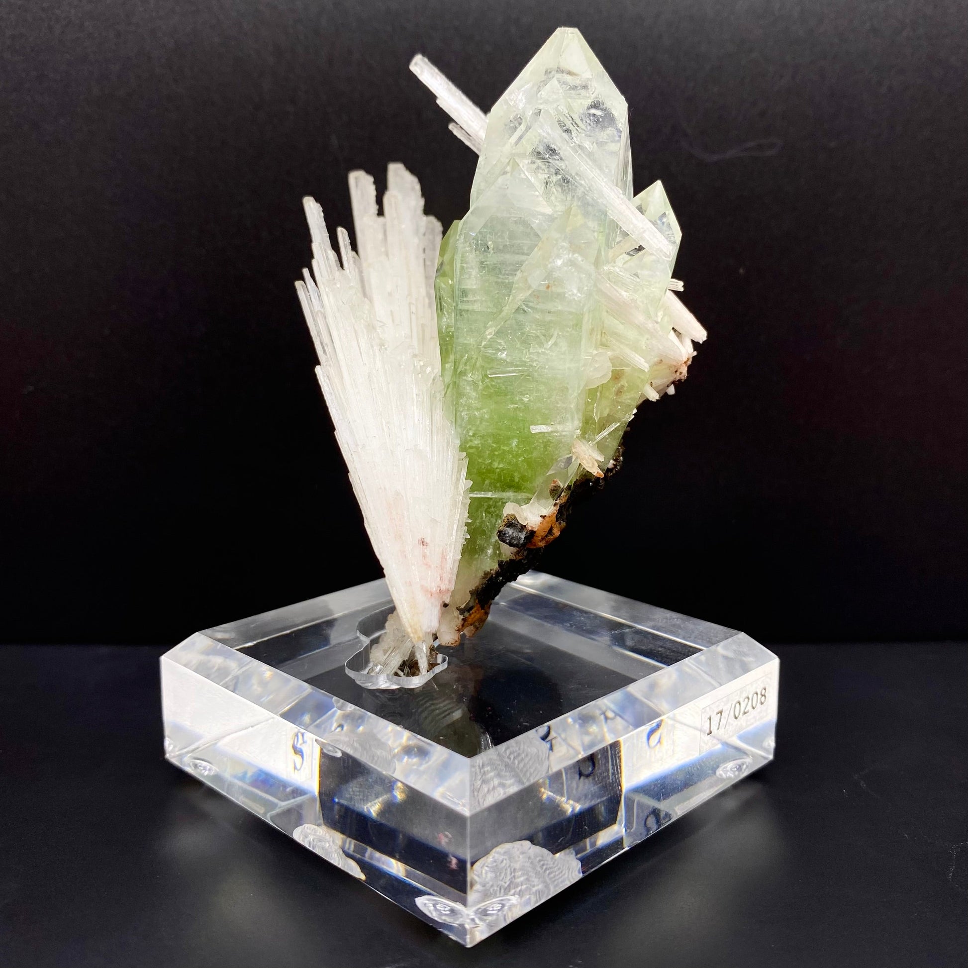 Apophyllite & Scolecite – Apophyllite
