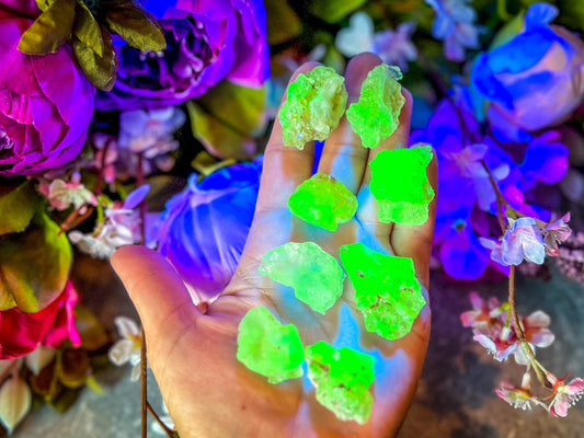 Hyalite Opal, also known as Kryptonite, Water Opal, Water Stone, Fluorescent Minerals – 9.00 - 9.99 grams