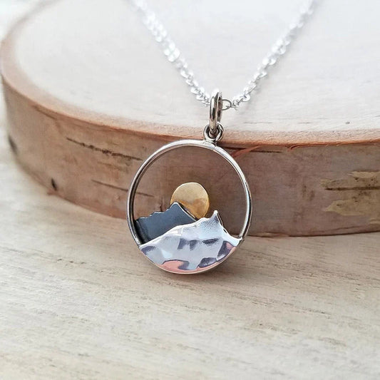MOUNTAIN NECKLACE –