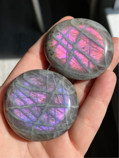 Labradorite Palm Stone – Gold, Purple, & Pink Flash